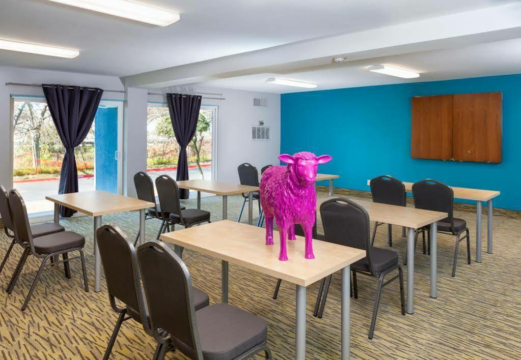 Aae Austin'S Travelodge Екстериор снимка